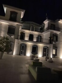 Baksidans terass kvällstid