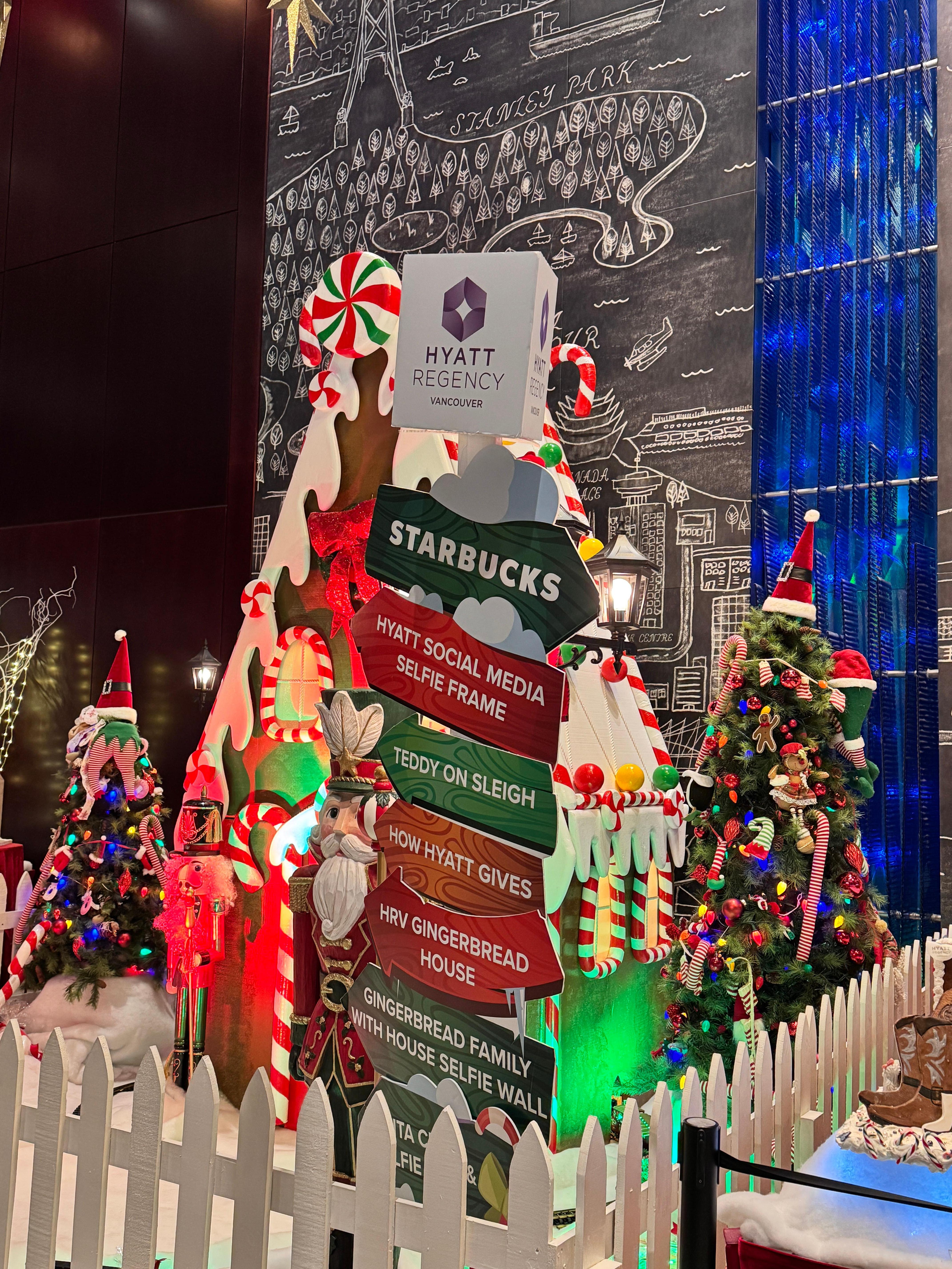 Montaje hermoso de Navidad en el lobby