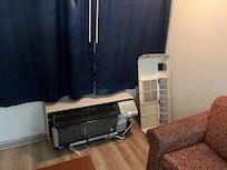 Air conditioner in pieces and barely working