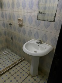 Dirty bathroom with no towels