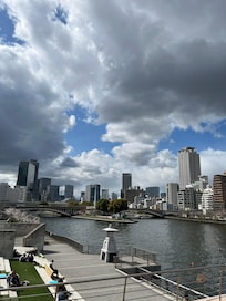 Flot udsigt 3-5 min gå gang igennem centeret der er lige ved hotellet