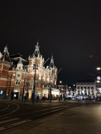 Muy cerca de estación de tranvia para varias rutas