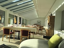 La salle à manger très claire