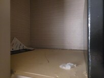 stofophoping en afval bij de kluis in de kamer