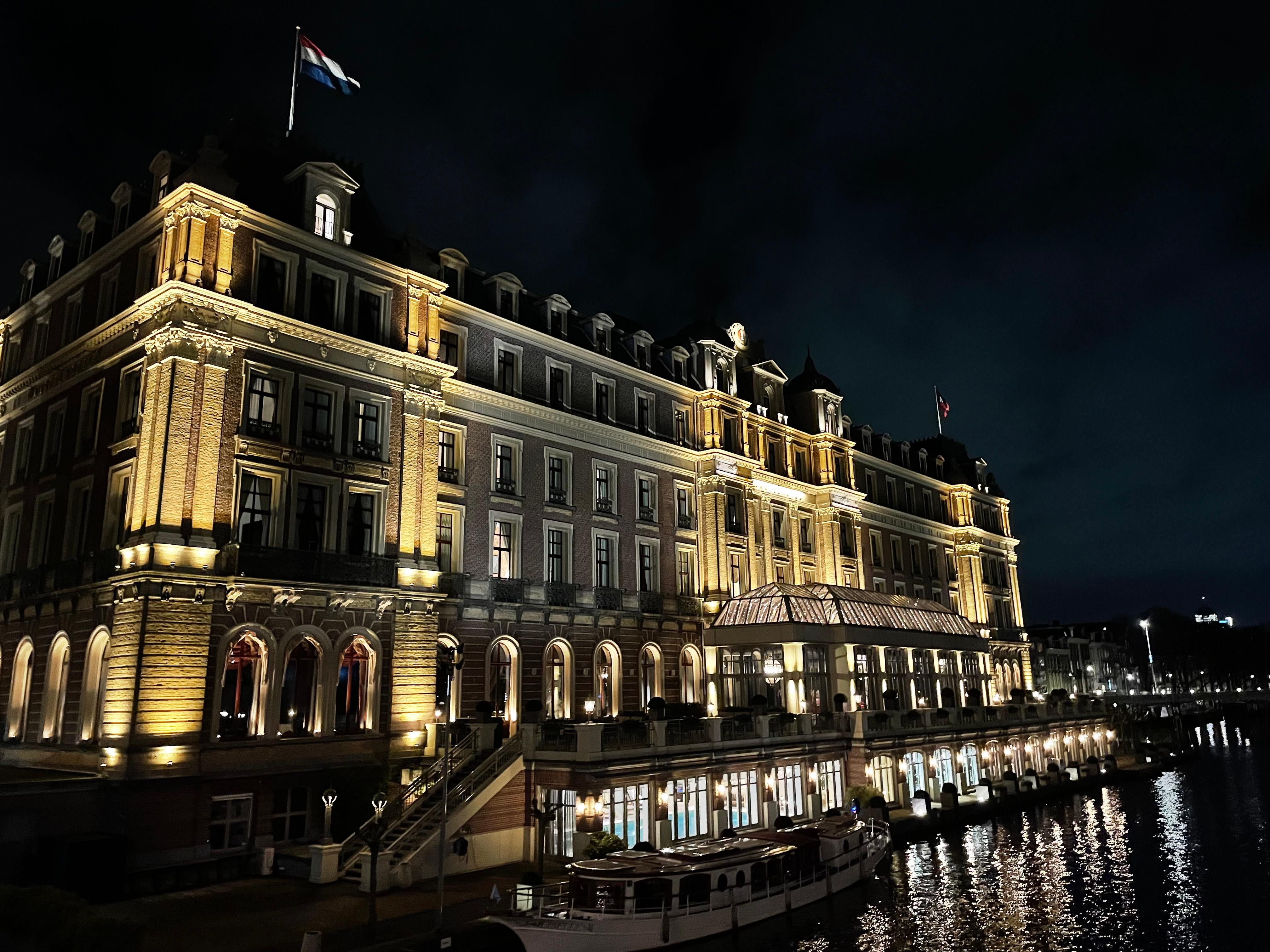 AMSTEL HÔTEL by night