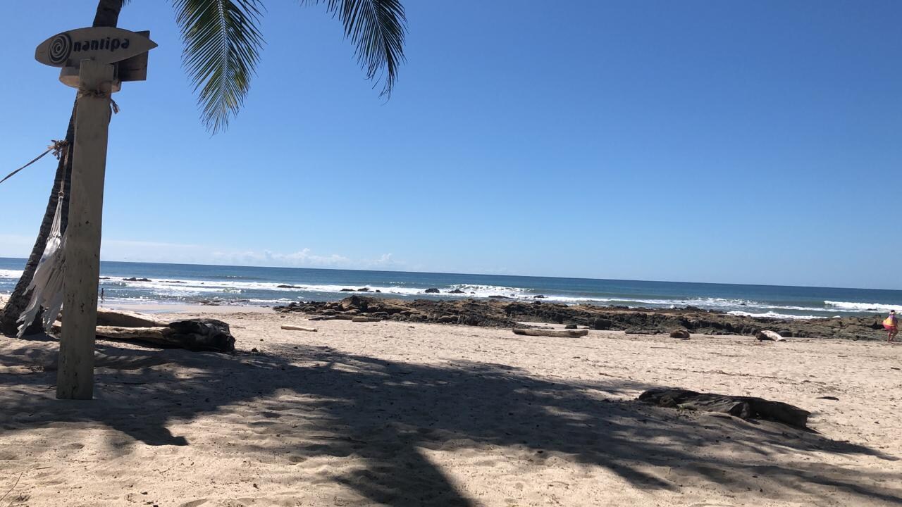 vista de la playa frente al hotel.