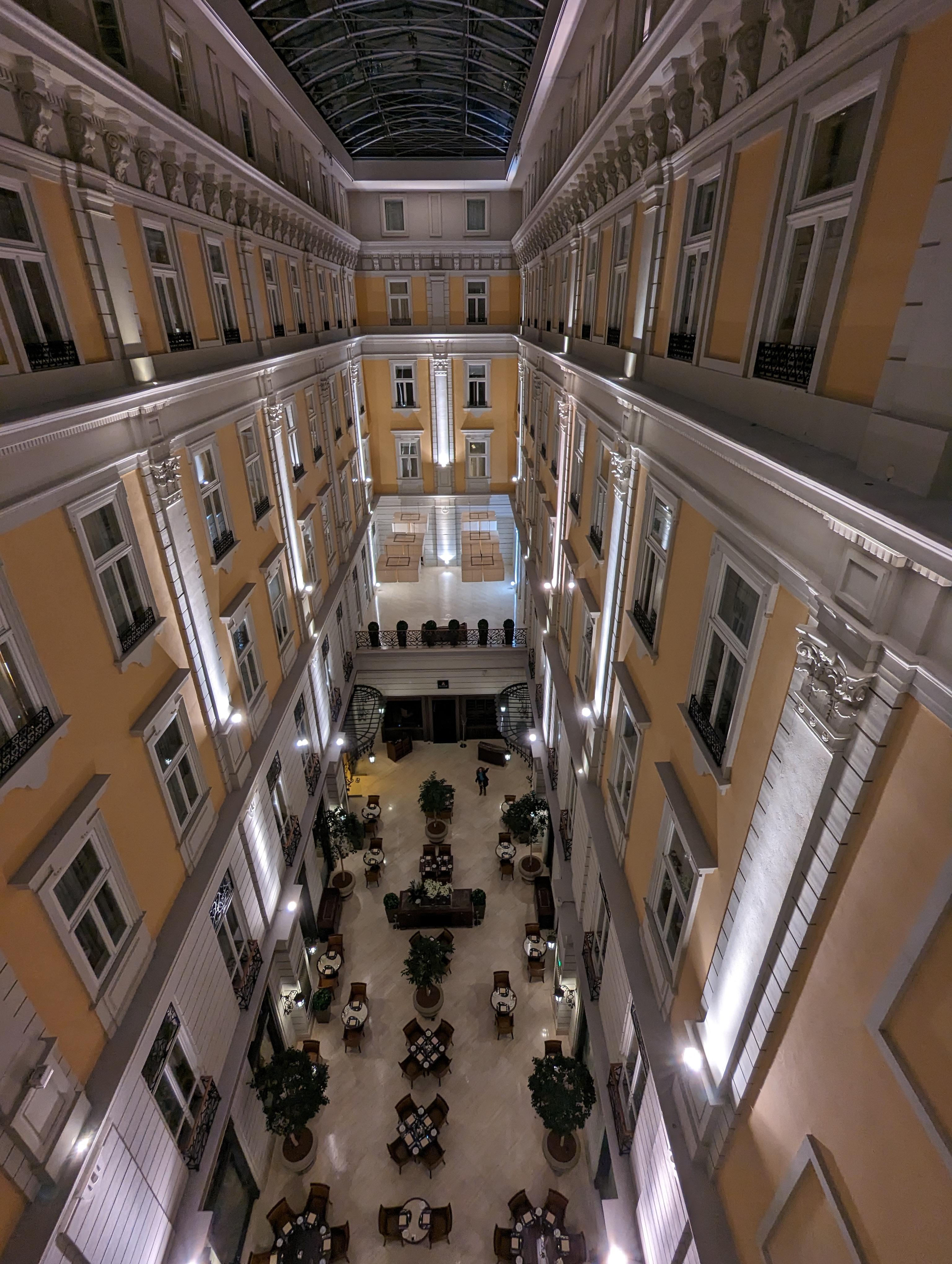 Vista della sala interna dal ponte in vetro del 4° piano