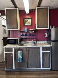 Cute little kitchenette - doesn’t have an oven.