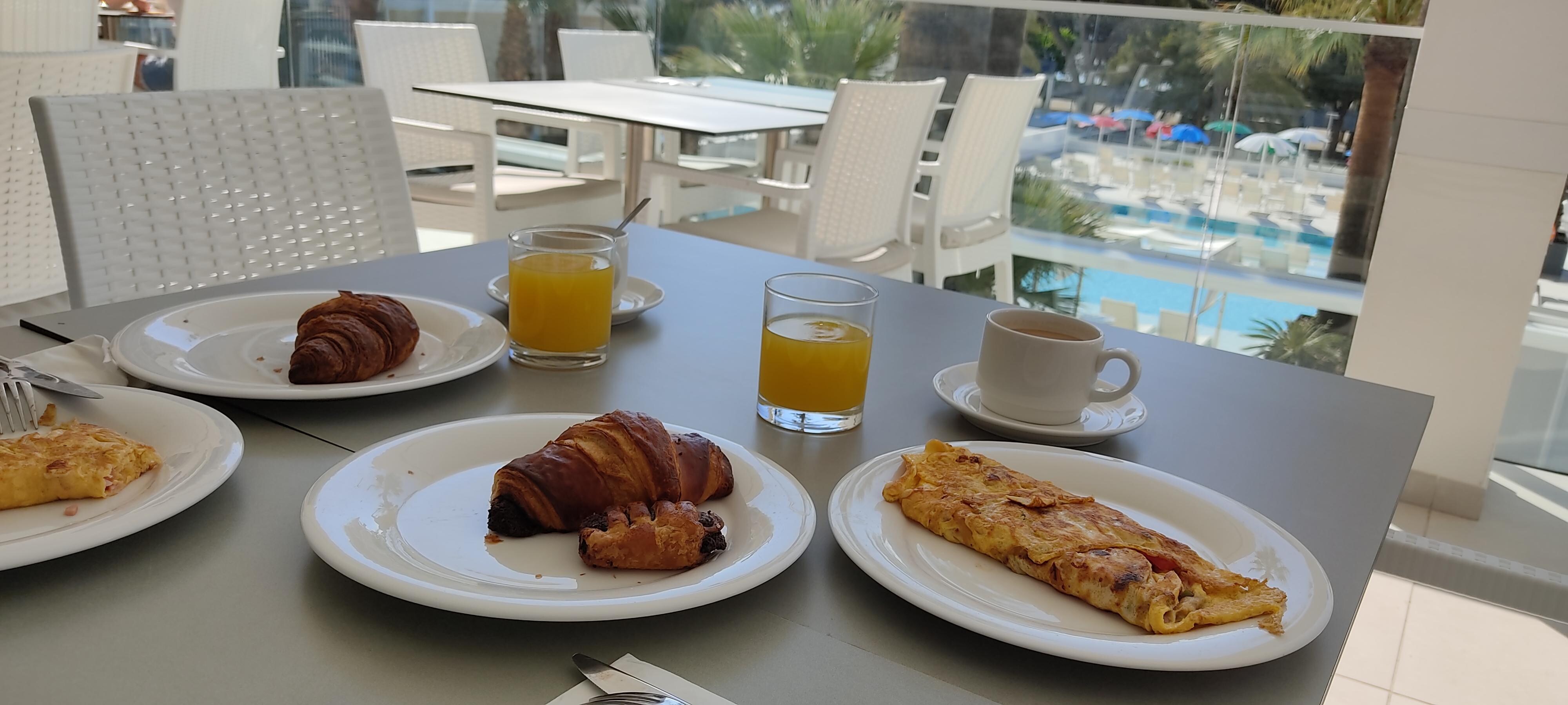 Desayuno en terraza con vistas a la piscina