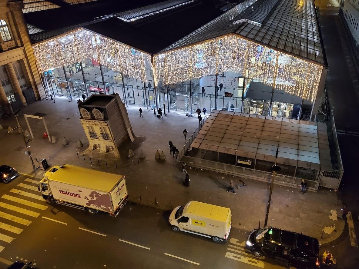 バルコニーからパリ北駅