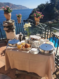 FrĂŒhstĂŒck auf dem balkon