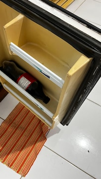 Frigobar podre , nojento , não fechava direito ,vazando água pelo quarto