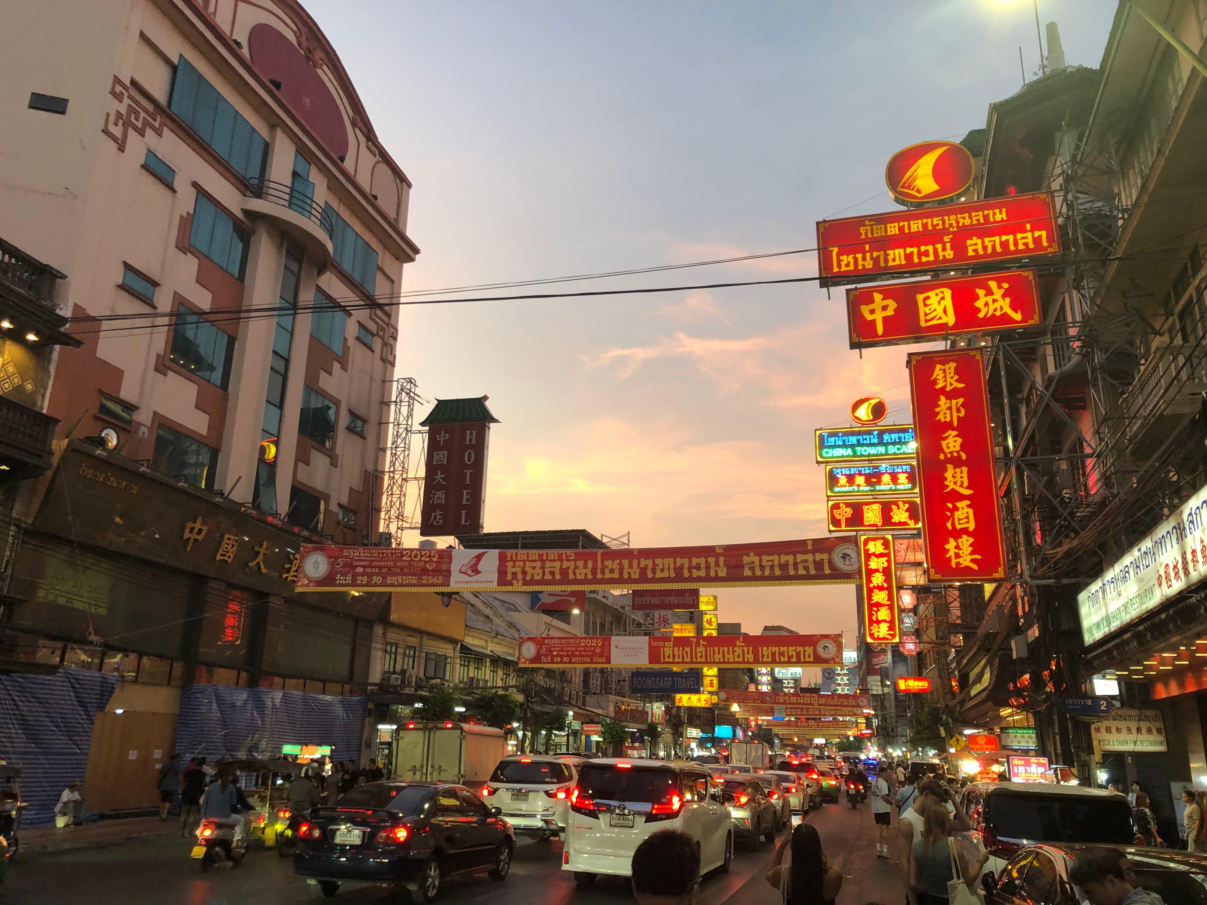 Fra gaten utenfor. På kvelden utvides fortauene ved at et felt på hver sidse av gaten sperres av og forbeholdes fotgjengere.