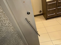 Maçaneta da porta do box caida