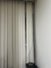 Persiana quebrada, faltando 1 lamina, permitindo claridade.