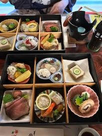 가이세키 저녁식사. 모두 차갑게 식어있었고, 비린 맛이 많이 났음.