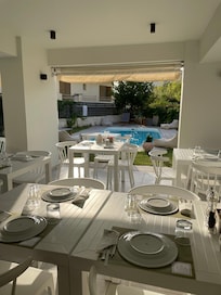 Breakfast area with view to the pool