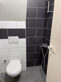 On peut prendre sa douche assis au toilettes.