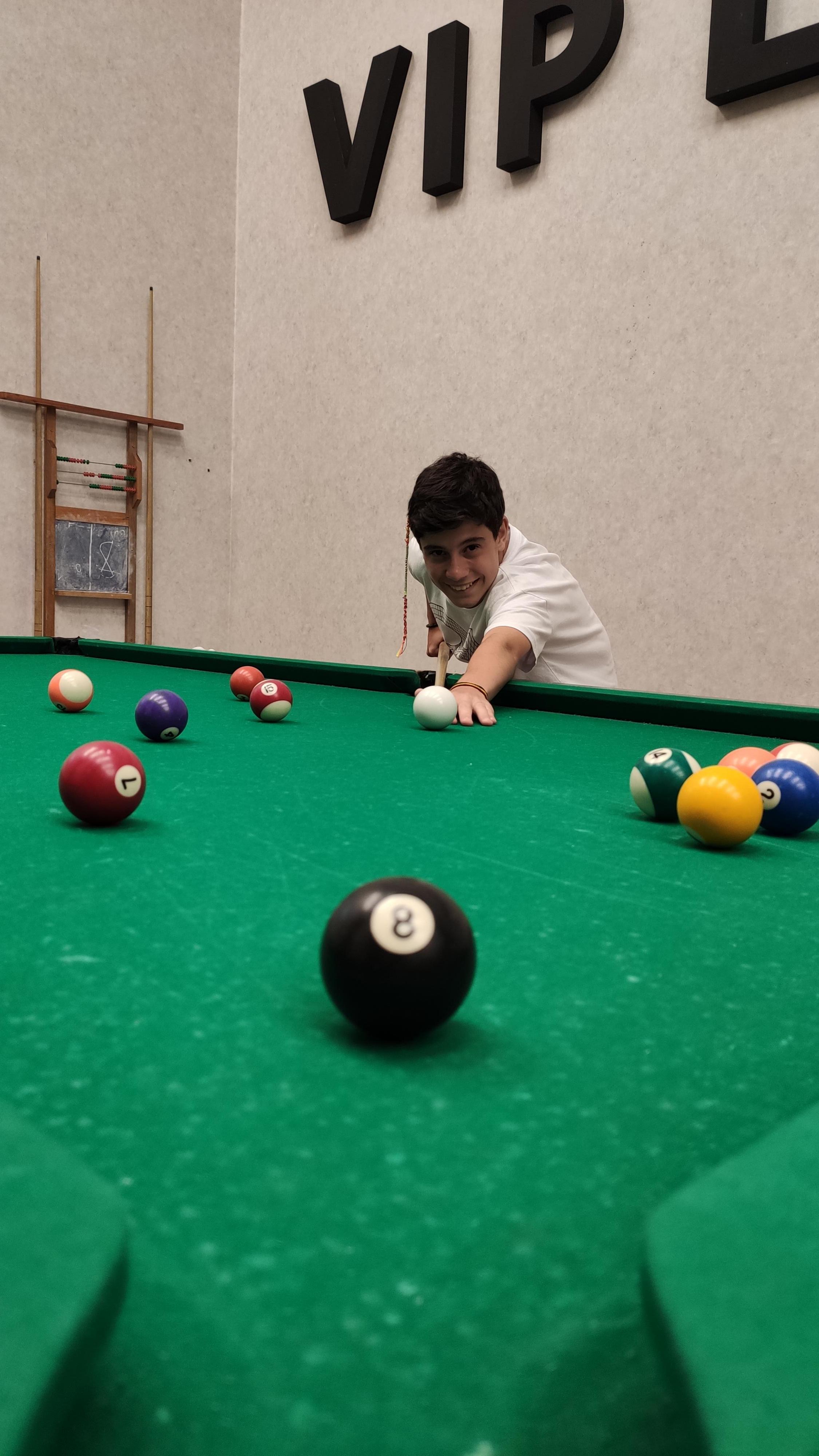 Sala de jogos bem relaxante com TV.