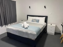 Queen bed in 1 bdrm upstairs apartment