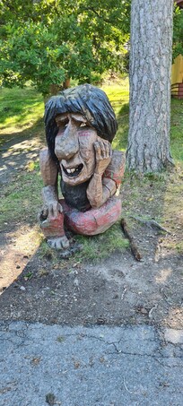 Troll framför en stuga