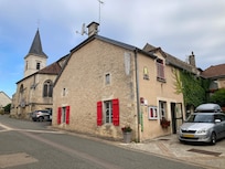 Accommodation and breakfast building, a few metres away from the pub.