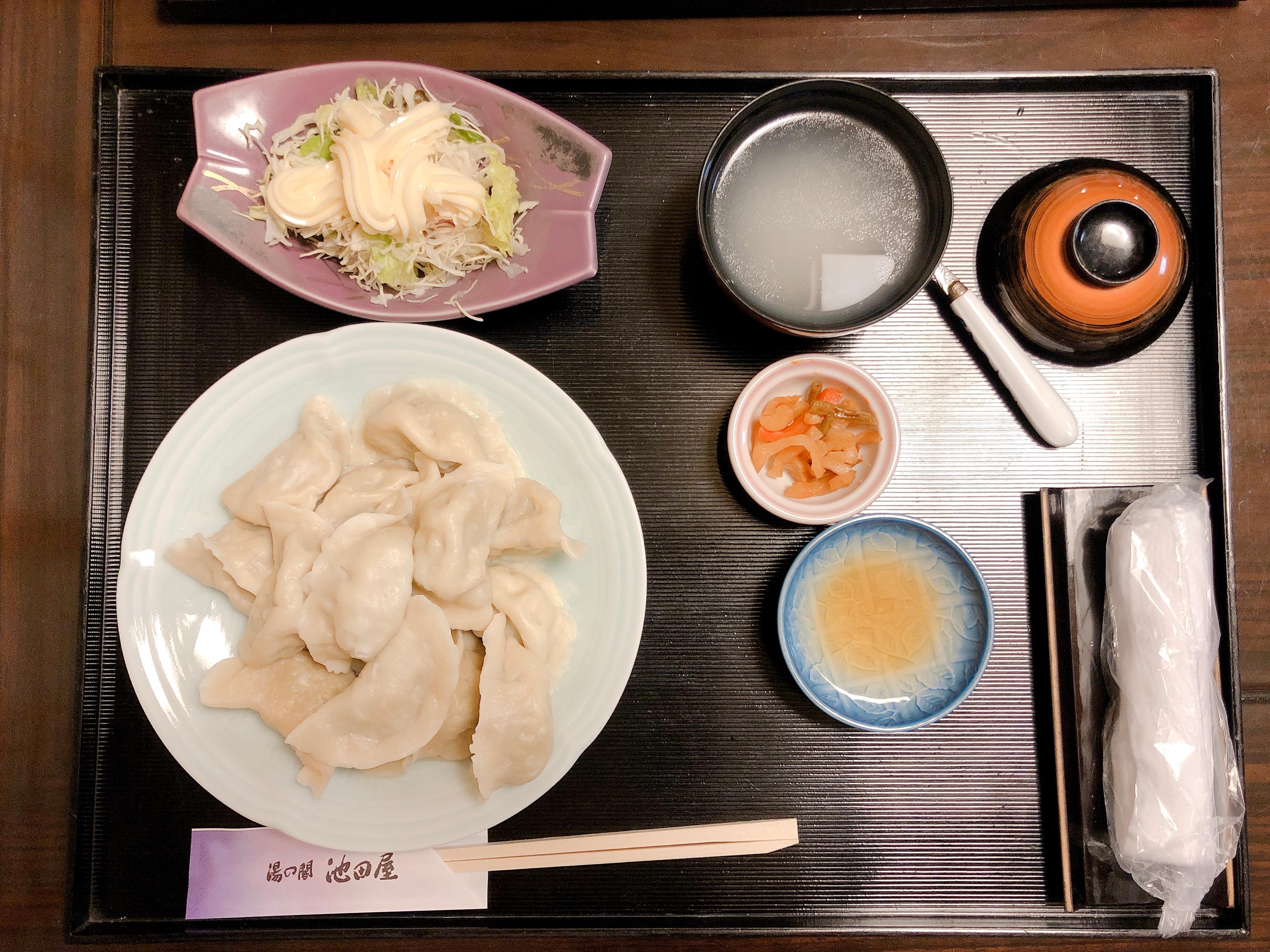 天寒地凍一泊二食的晚餐竟然是餃子，什麼也沒有，還說這個餃子是日本人晚餐的最高享受，當我傻的嗎？