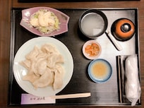 天寒地凍一泊二食的晚餐竟然是餃子,什麼也沒有,還說這個餃子是日本人晚餐的最高享受,當我傻的嗎?