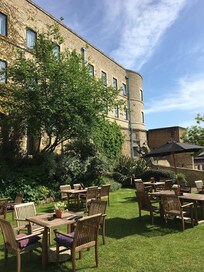 Fine sitteplasser i indre gård