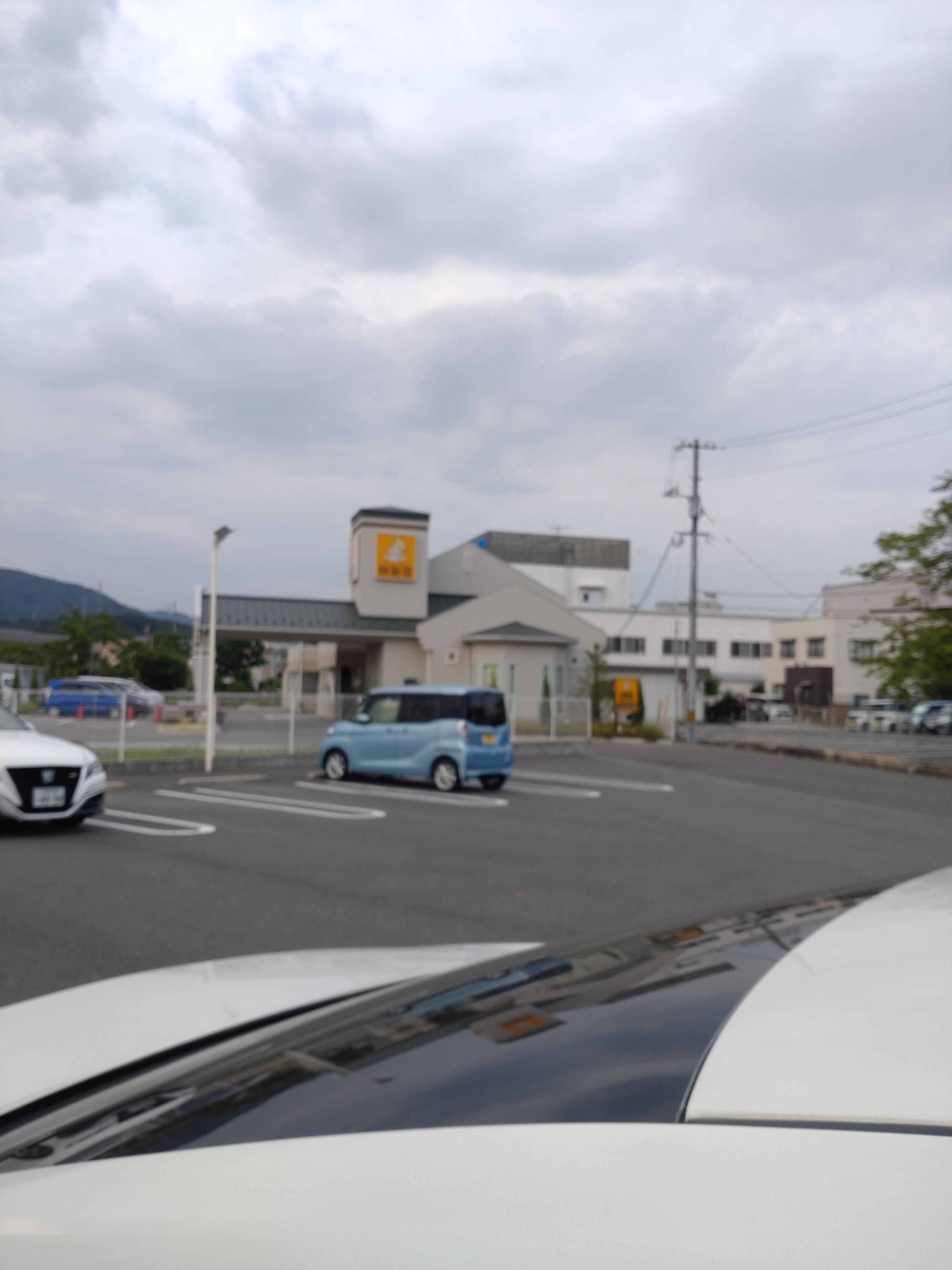 ちなみに、隣はセブン-イレブンです！
めっちゃ便利。