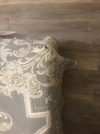 Couvre lit percé par cigarette