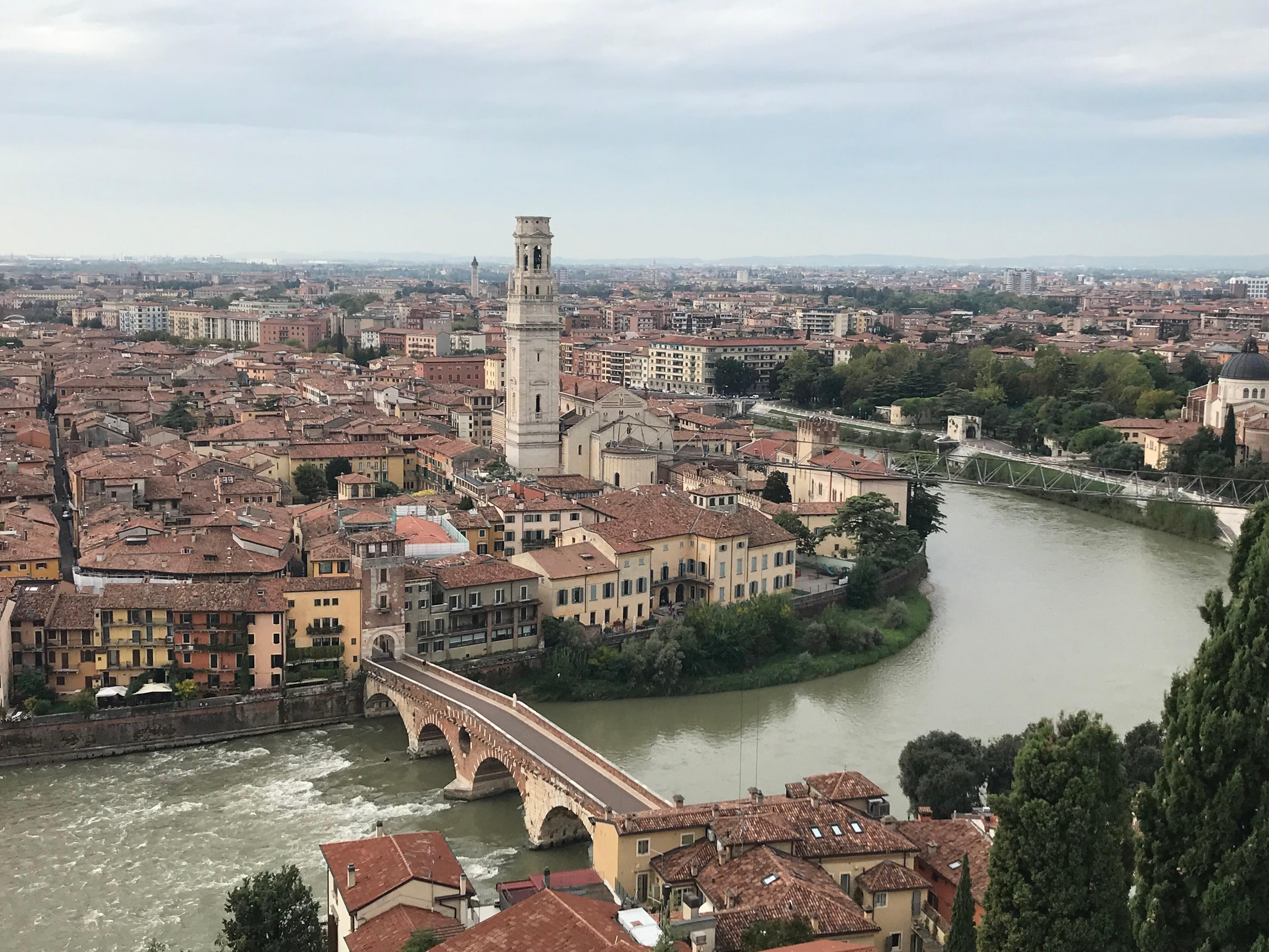 Vakker beliggenhet ved den gamle broen