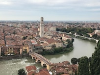 Vakker beliggenhet ved den gamle broen
