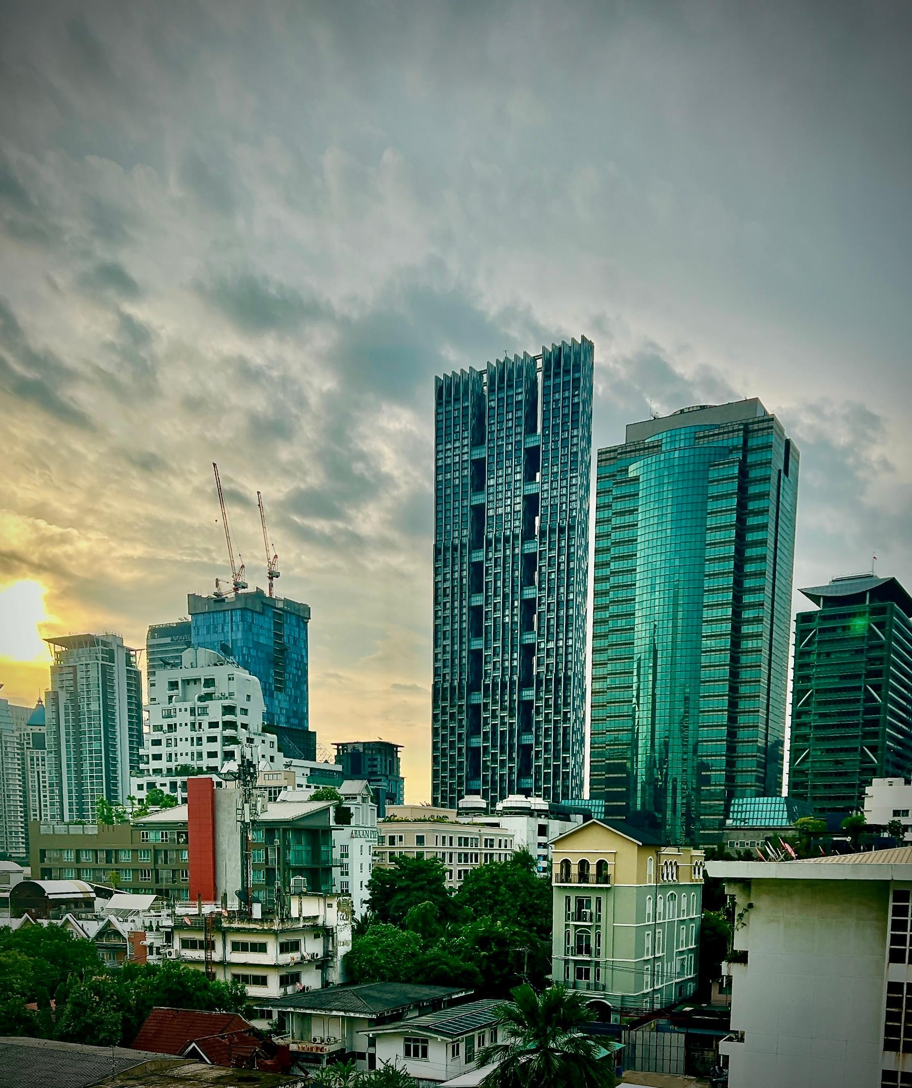在有陽台的房間拍的清晨照片。