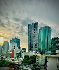 在有陽台的房間拍的清晨照片。