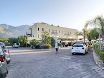 Drive up to the hotel
