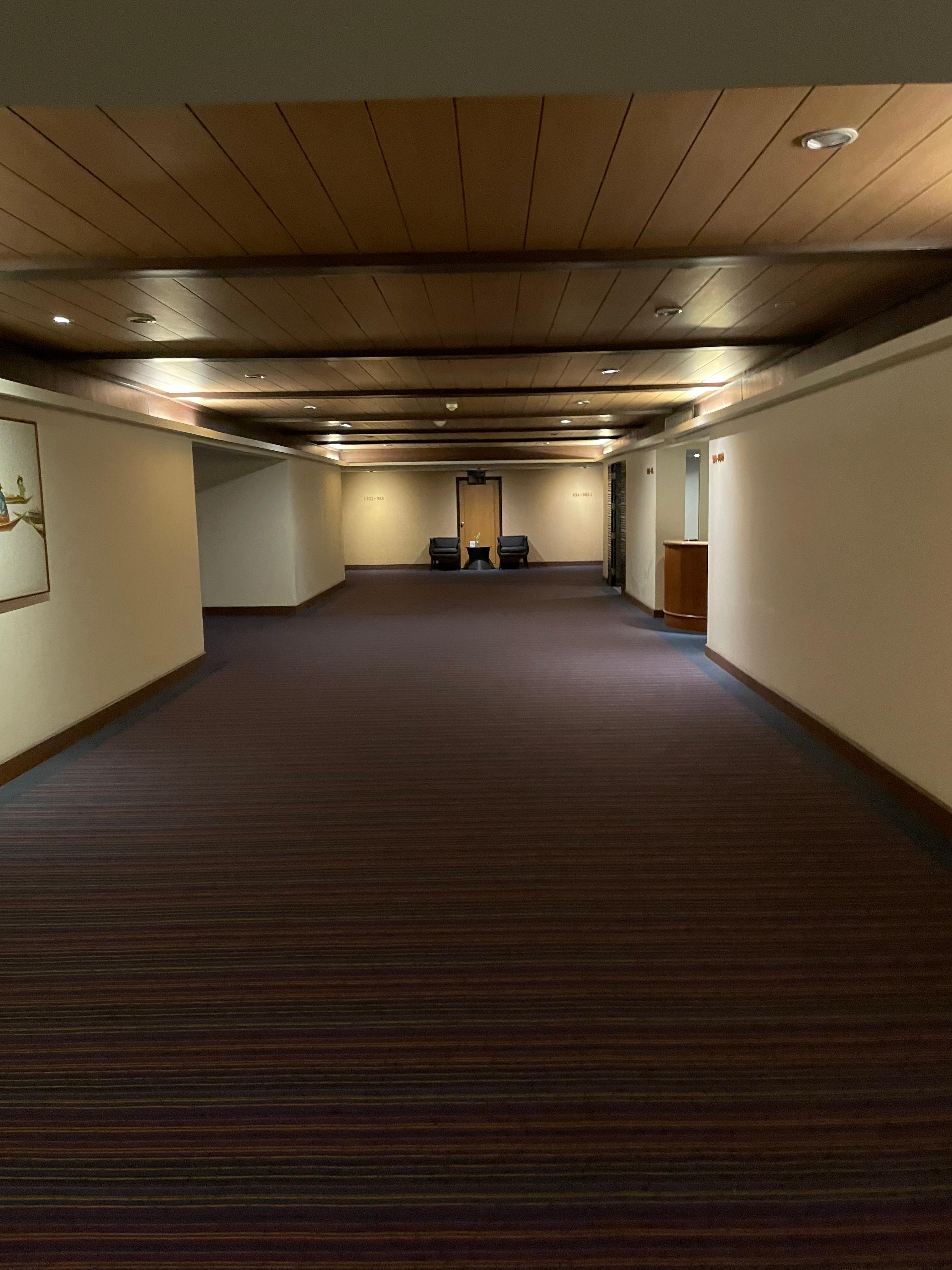 Couloir immense et pas très propre 