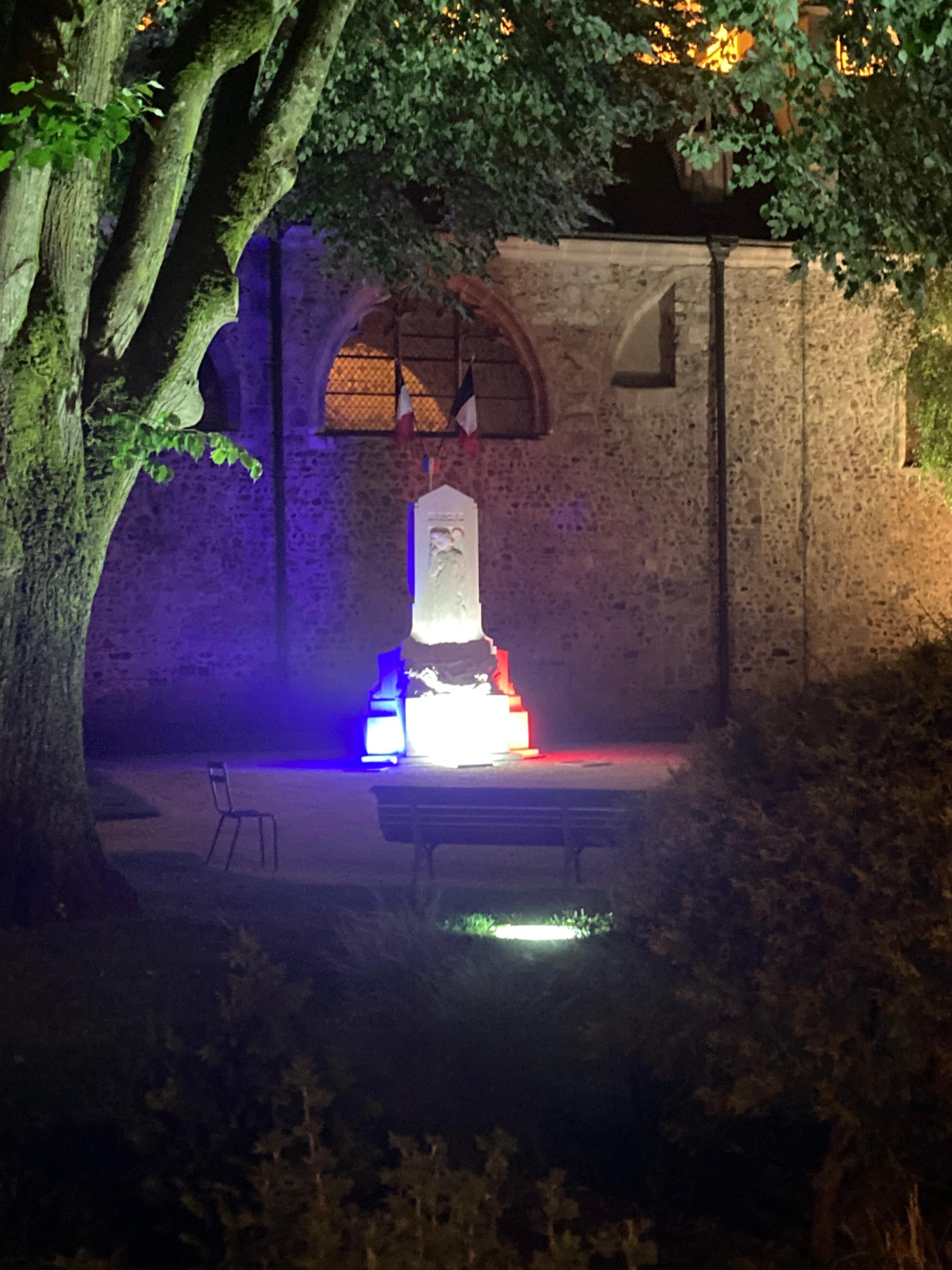 Monument aux morts eclaire