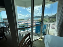 房間窗簾打開可看海景