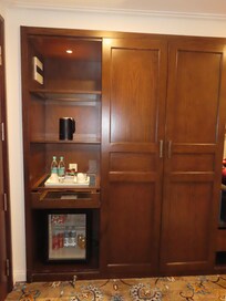 bouteilles d'eau / café / thé / snacks / fruits gratuits dans la chambre
