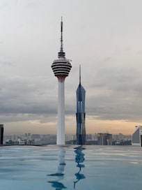 在泳池可以看到吉隆坡塔