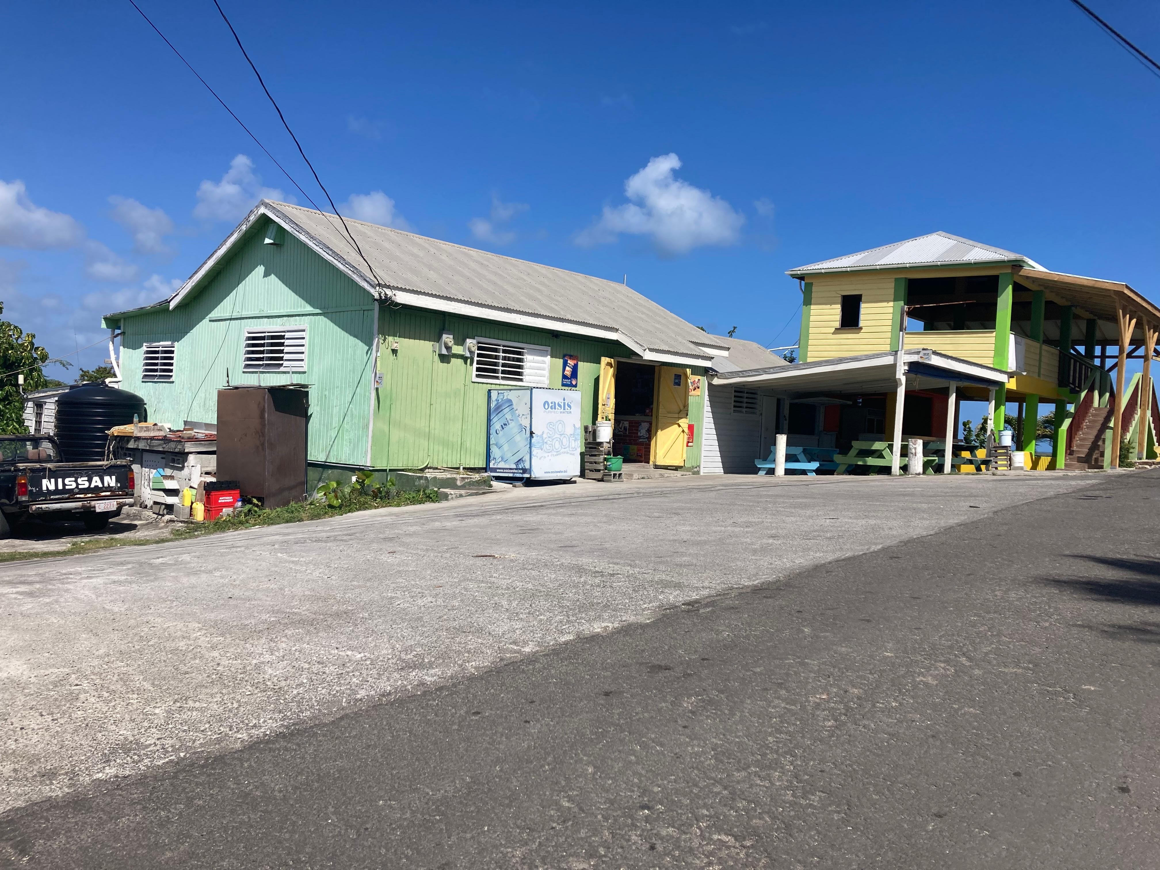 The shop/restaurant in Seatons
