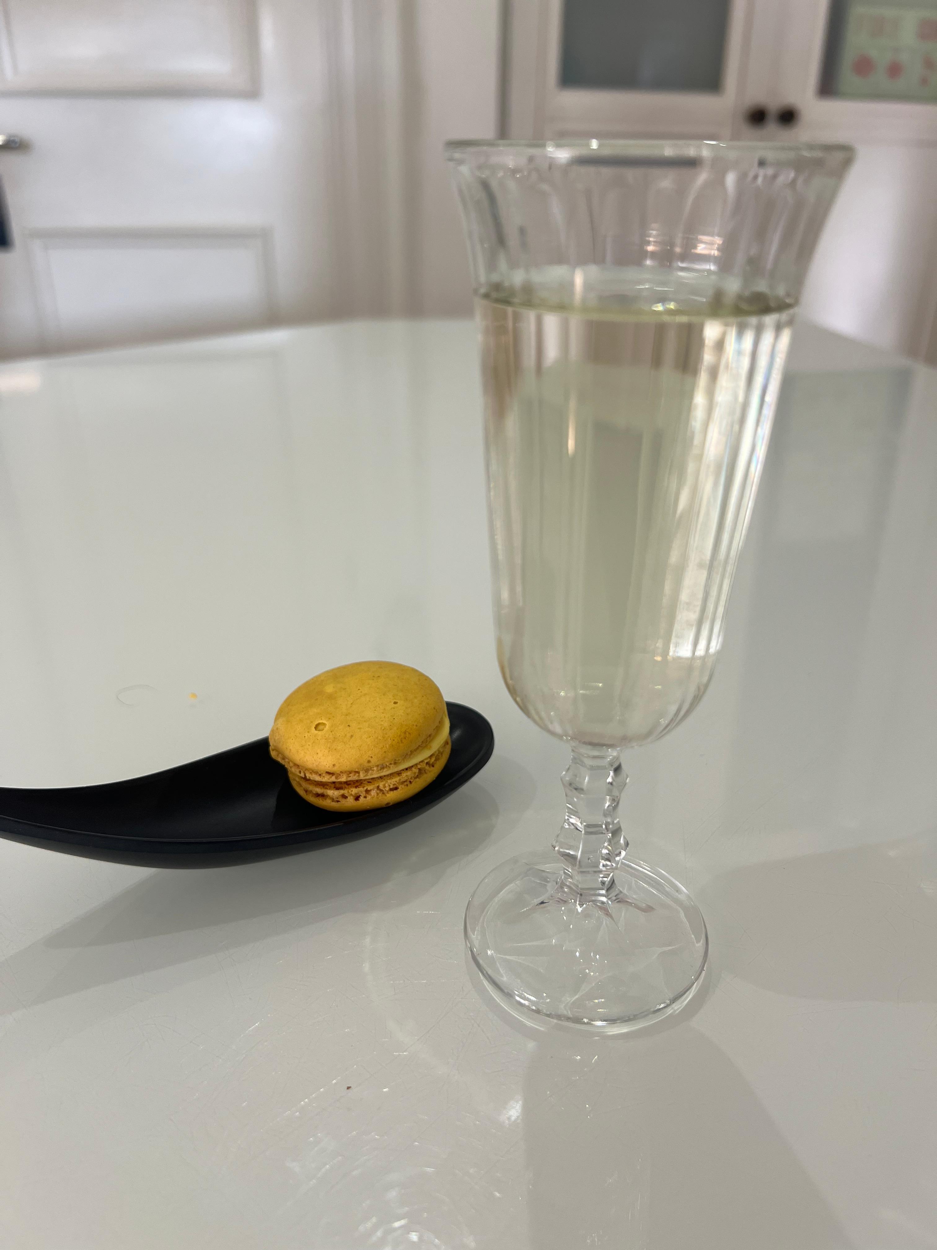 Welcome drink and macaron
