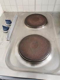 Plaques de cuisson vétustes et très lentes à chauffer.