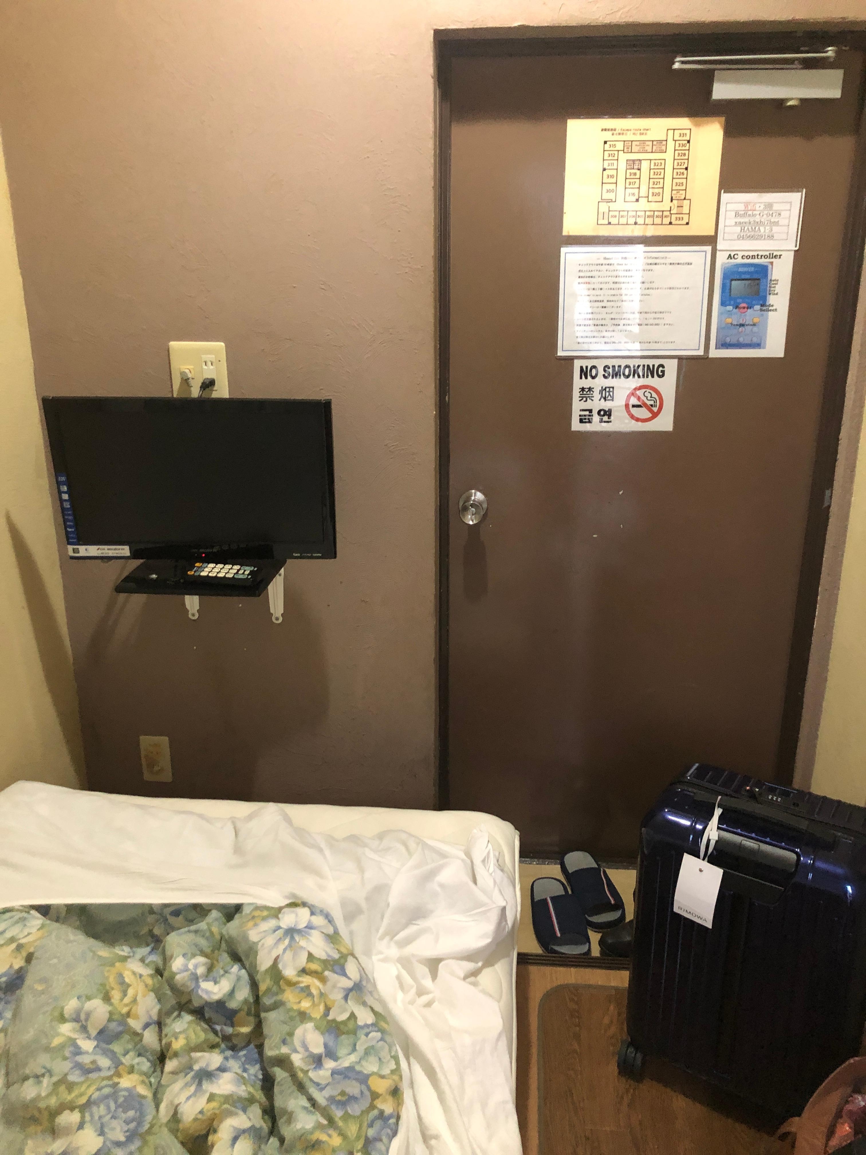 ベッドから出入り口を写した