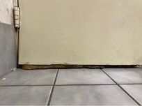Porte gonflé par les moisissures
