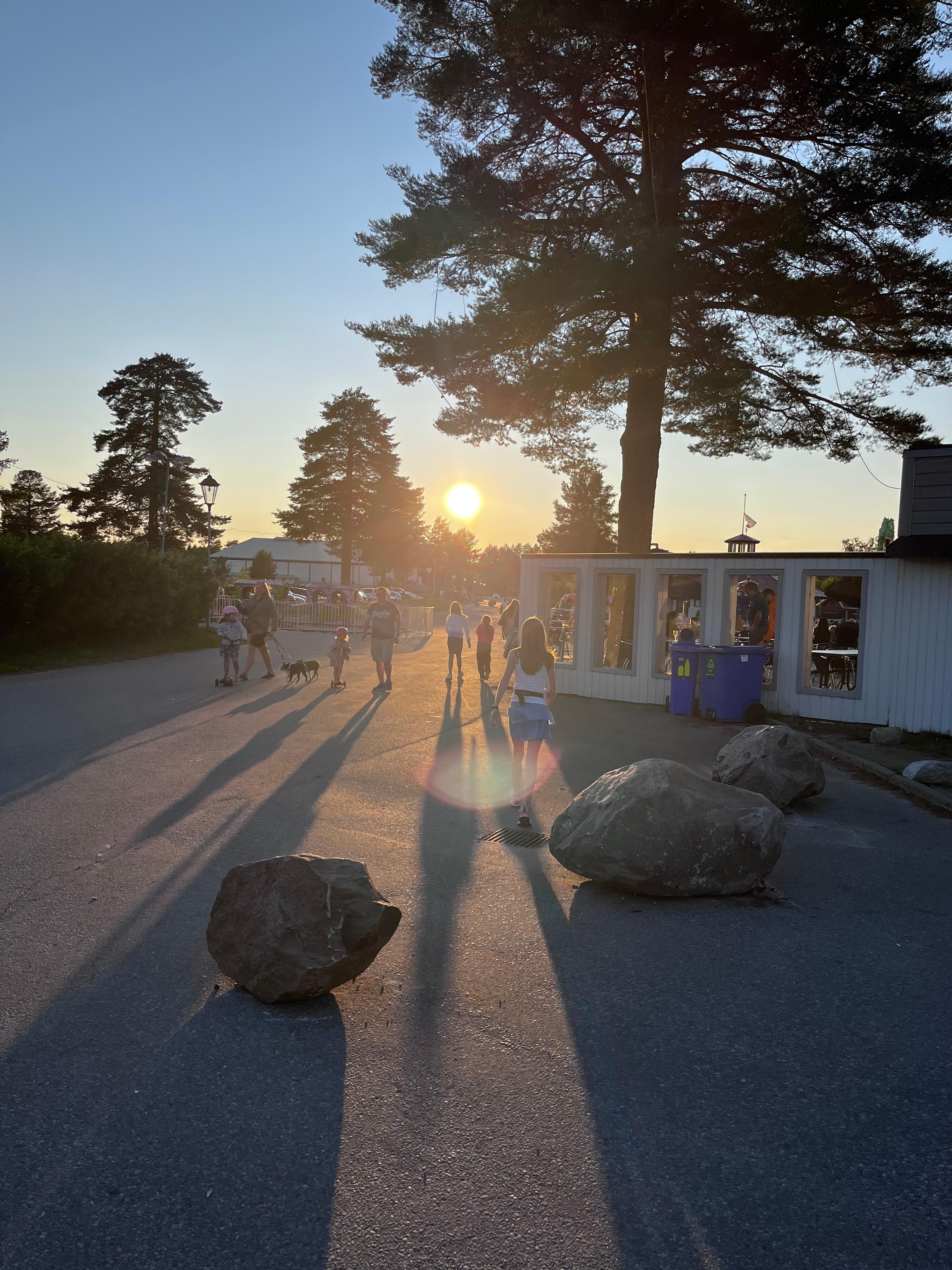 Datter i solnedgang 