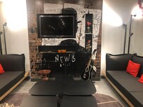 Belle déco et coin guitare au coin du feu