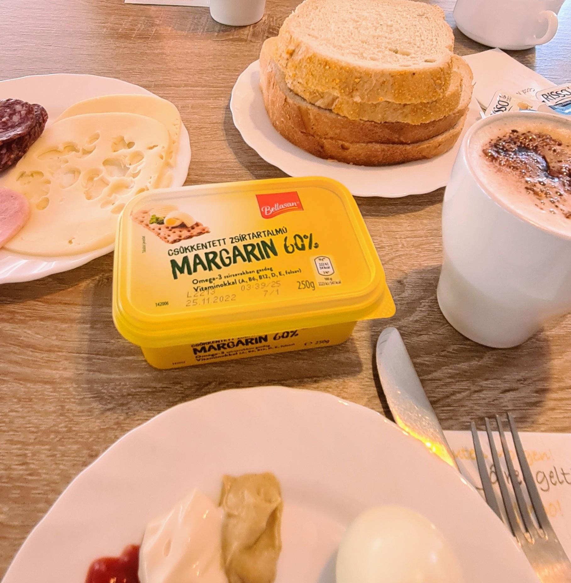 Notbutter  ( kleinste Verpackungseinheit ) für ein einfaches Frühstück.