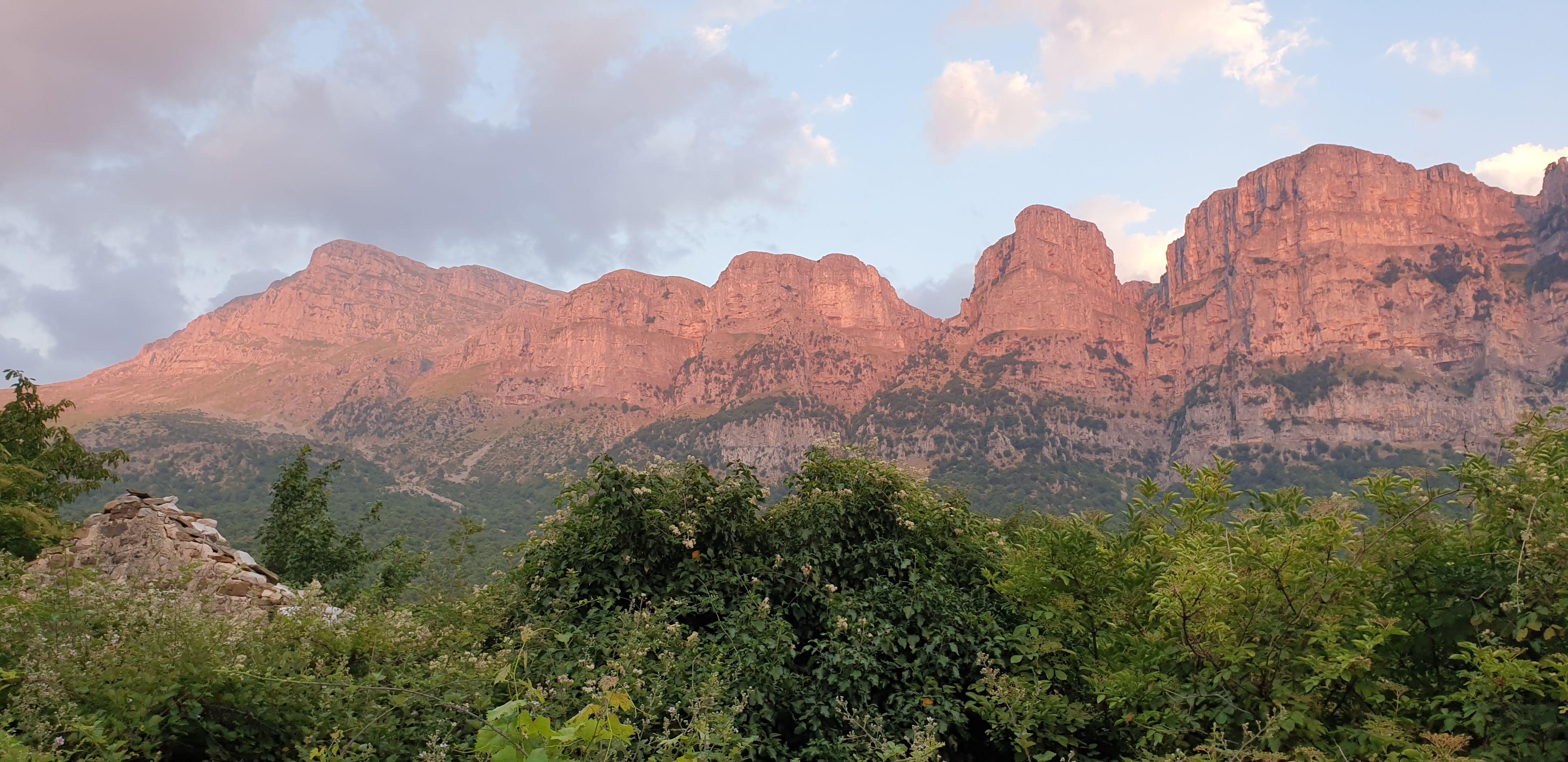 Les montagnes qui surplombent l'hôtel, au coucher de soleil